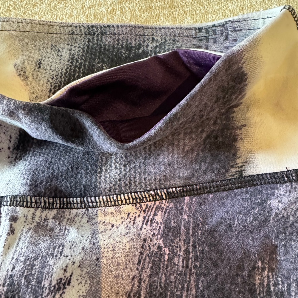 ALO Yoga Purple and White Abstract Capri Leggings - Picture 5 of 5